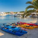 Sia Βίλα Τραπεζάκι